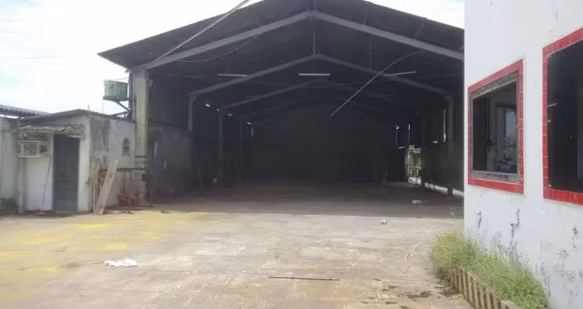 Área comercial de 3.600 m2 pavimentada, contém galpão de 300m2, prédio 02 pavimentos com 08 salas