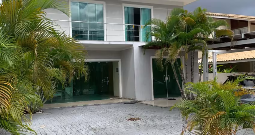 Casa em condomínio fechado – 4 suítes, segurança 24h
