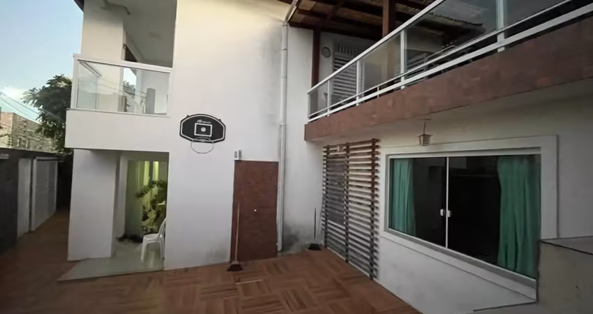 Vendo excelente casa no centro de lauro de freitas, em rua sem saída, próximo a delegacia de polícia, todo comércio de lauro em volta da residência, escolas, clínicas,