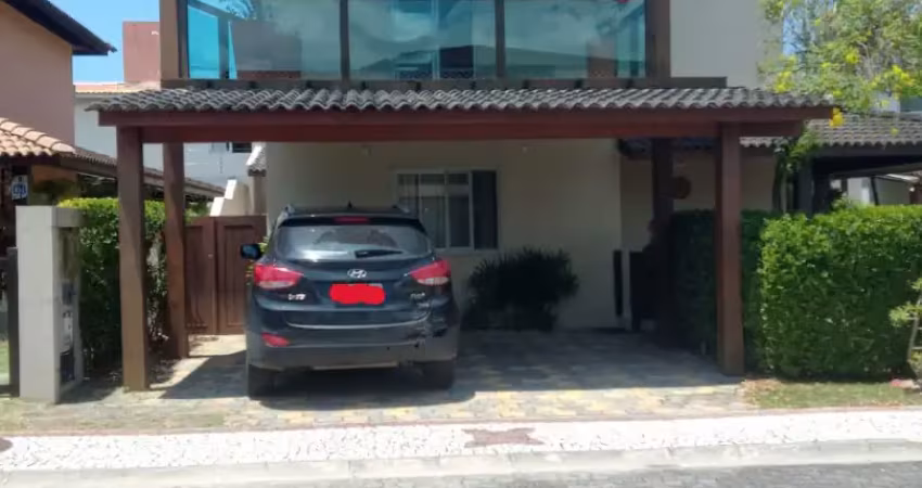 O sobrado está localizado no bairro buraquinho com 350 metros quadrados com 4 quartos sendo 1 suite e 4 banheiros