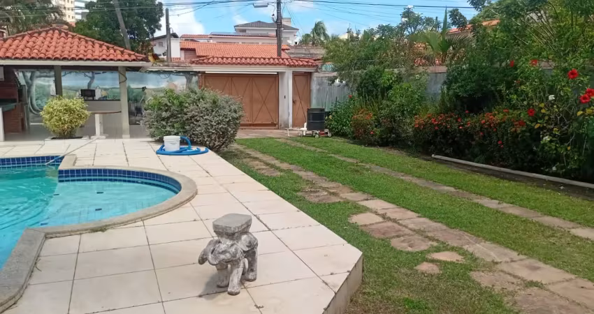 Casa duplex em condomínio com porteiro e ronda 24 horas, na estrada do côco. próximo a hospitais, hipermercados e ao  aeroporto