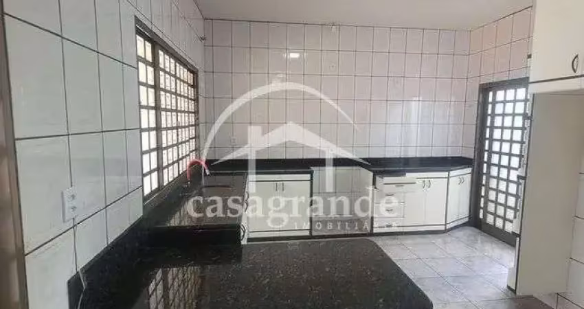 Casa com 4 quartos para alugar na Rua Maria Dirce Ribeiro, 1, Santa Mônica, Uberlândia