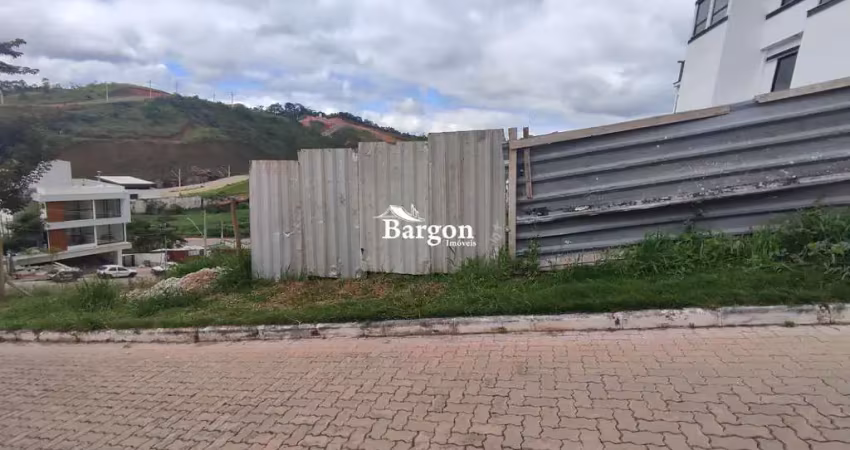 Terreno com 423,48 metros quadrados em condomínio fechado a venda no bairro salvaterra em juiz de fora