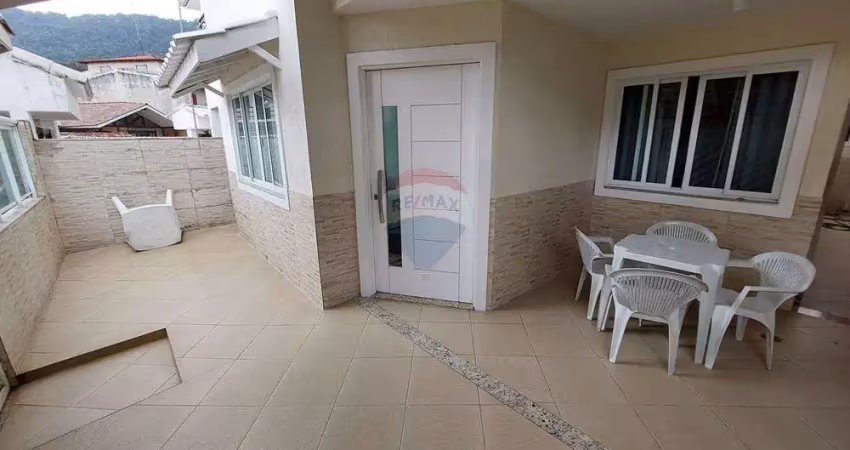Casa em condomínio fechado com 4 quartos (3 suítes) e área gourmet – vargem grande
