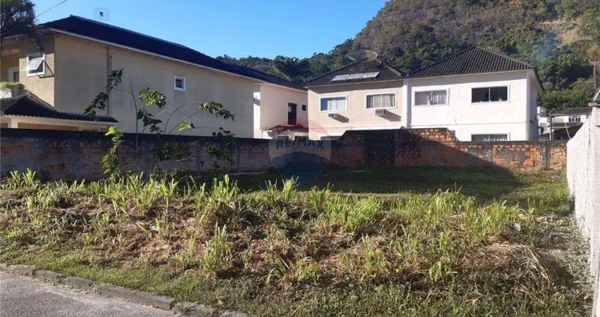 Vende dois terrenos total de 360m2 num excelente condomínio em vargem grande.