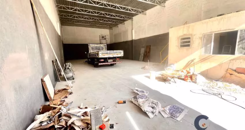 Galpão com 250m2 com sala e 03 banheiros - excelente localização