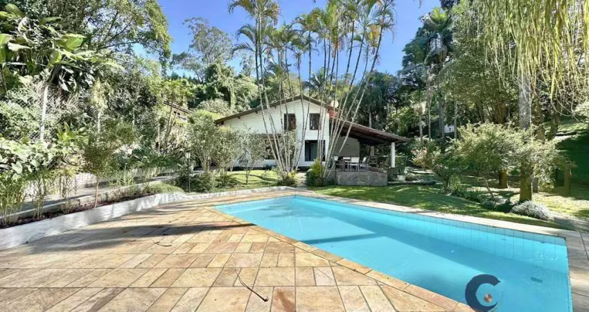 Linda casa com suítes + loft hóspedes e piscina no algarve por r$ 1.950 mil