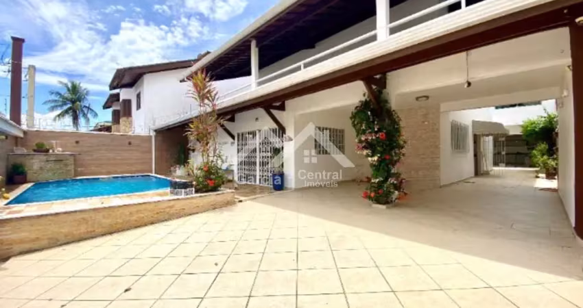Sobrado com piscina, lado praia e perto do centro de peruíbe