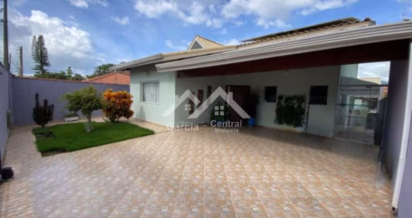 Casa com piscina e edícula completa em Peruíbe