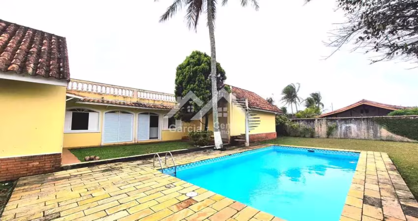 Casa exclusiva com jardim amplo, piscina e área de lazer completa em peruíbe
