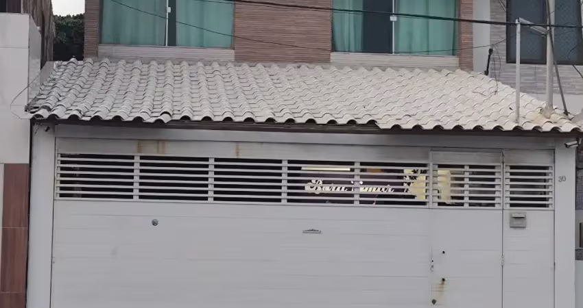 Vendo casa em bairro novo  com 4 quartos sendo 1 suite, 3 banheiros, a 40 metros da praia.