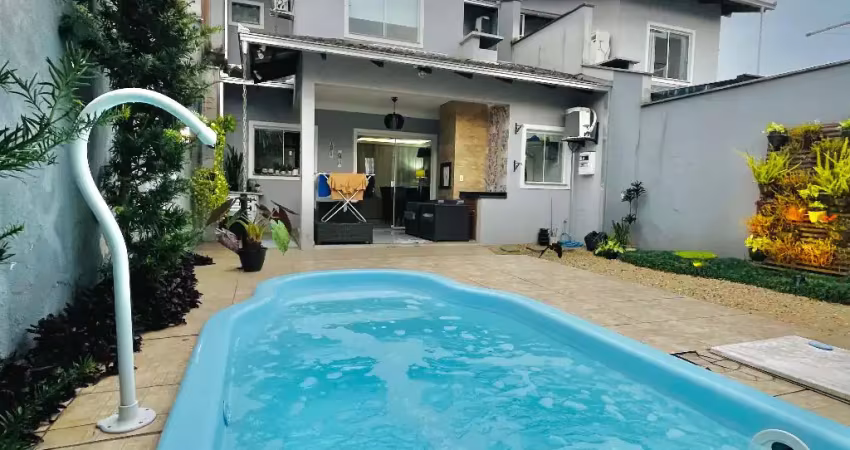 Sobrado mobiliado com piscina no vila nova - 3 quartos, suíte com closet e área gourmet!