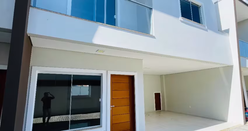 Casa geminada nova em condomínio fechado pronta para morar!