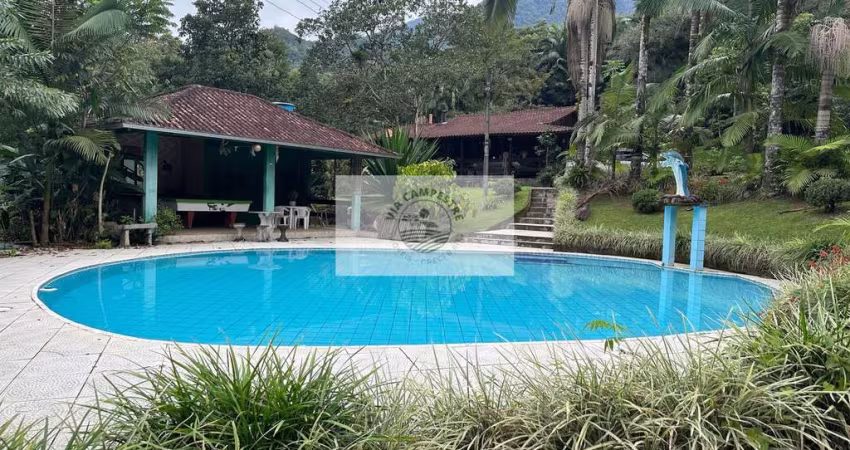 Sítio escriturado na Estrada Quiriri, com 13.659 m2, com ampla piscina, lagos, residencia, area de festas