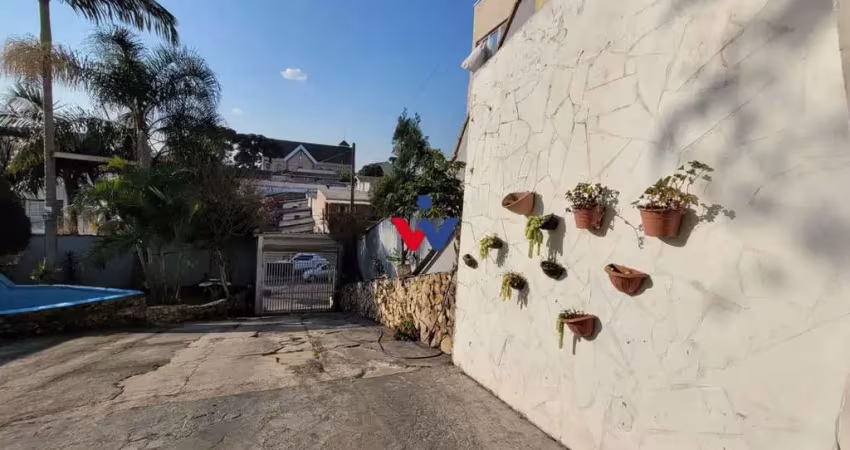 Casa ampla, ensolarada e com quintal no portão, 4 quartos, sacada e churrasqueira