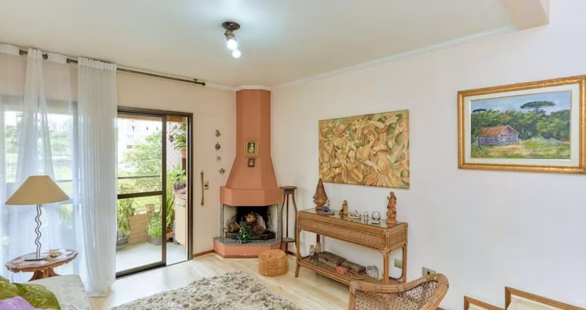 Apartamento no Cabral com lareira e sacada com churrasqueira. Veja.