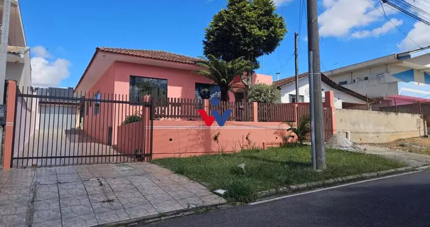 Casa espaçosa com 3 quartos, terreno amplo e edícula com churrasqueira