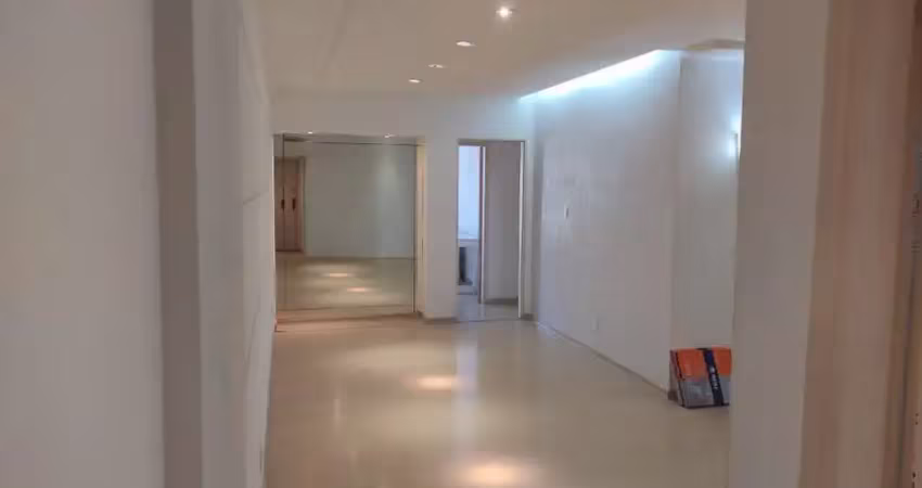 Apartamento amplo a 1 quadra da praia, com 3 dormitórios e excelente distribuição