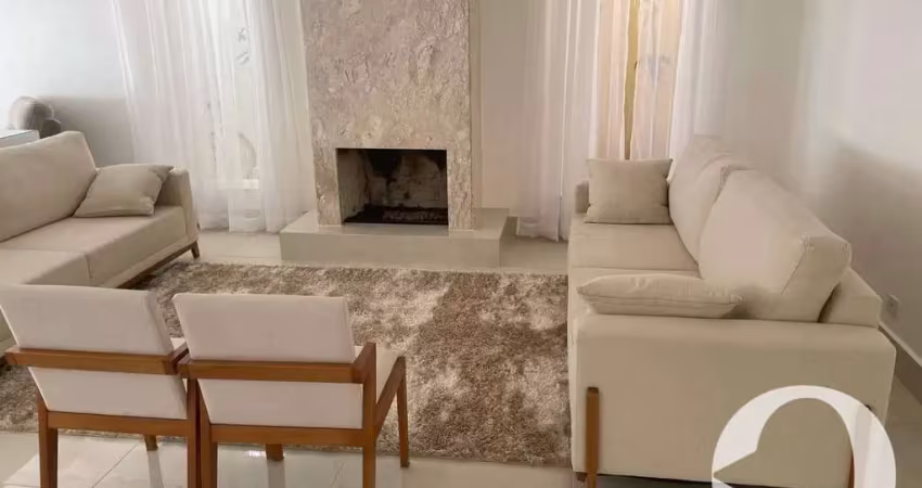 Linda e totalmente reformada com 4 amplas suítes, living para 3 ambientes, escritório, lazer completo, em excelente localização no condomínio