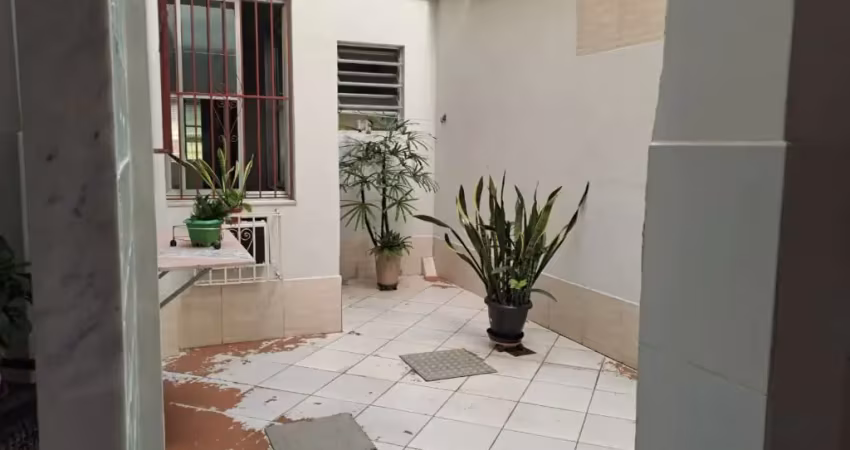 Apartamento térreo, totalmente reformado com área privativa