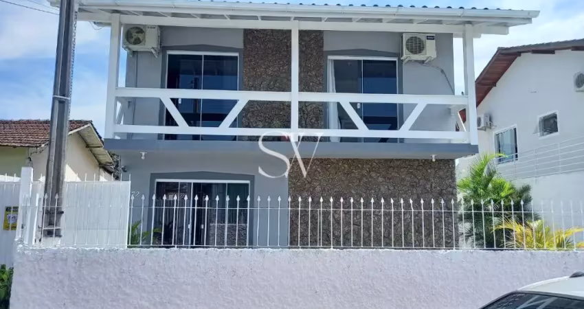 Casa a venda de 04 dormitórios sendo 03 suítes no bairro flor de napolis em são josé-sc
