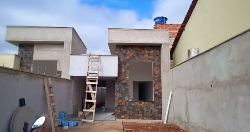 Casa belíssima 3 quartos 1 suíte , sala pé direito alto