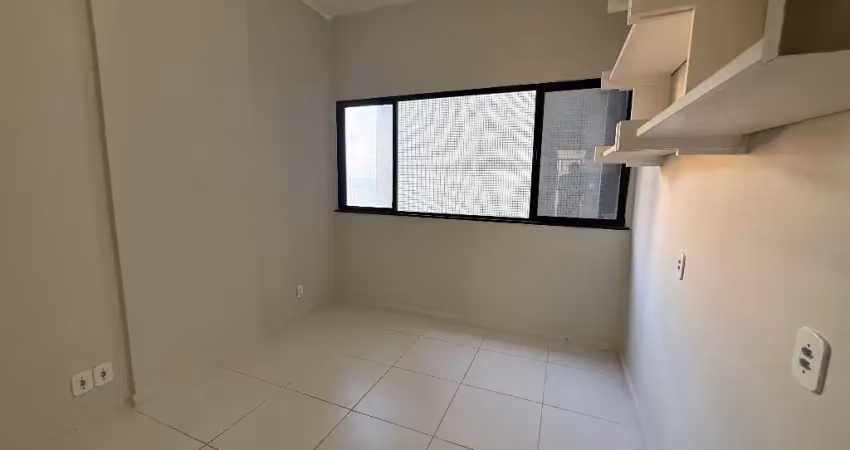 Apartamento 2/4 + dependência à venda na orla da barra - 200mts do farol
