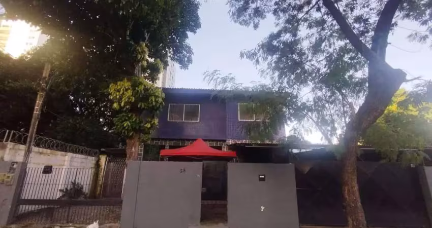 Casa com terreno amplo de 500m² para moradia ou investimento em uma excelente localização