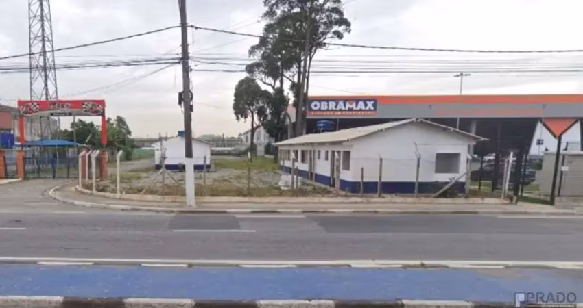 Locação de terreno com 2.000 m2, com 2 galpões de madeira que somando geram 480m2 onde um deles serviu como alojamento outro serviu como escritórios (se necessário pode ser retirado os galpões), próxi