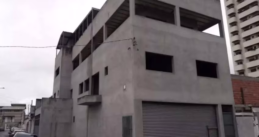 Salão comercial centro de suzano, 200 metros, com 2 banheiros sendo um deles com acessibilidade, ótimo para clinica;  prédio novo da para adaptar o padrão de seu estabelecimento tranquilamente no salã