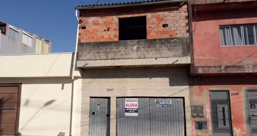 Casa para locação na frente do imóvel com 1 dormitório, sala, cozinha, banheiro, lavanderia e 1 vaga, agua e luz individual.  - ca2154