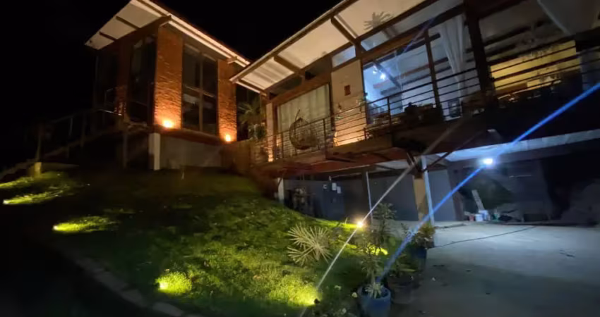Casa contemporânea com cachoeira privativa em vargem grande