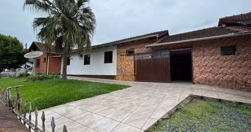 Casa de esquina com kitnets para renda extra em timbó