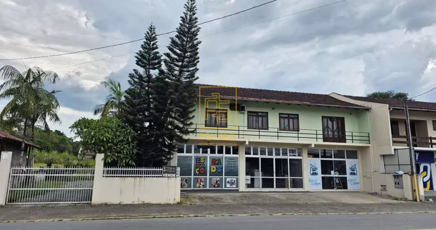 Casa semi mobiliada e com salas comerciais no bairro das capitais