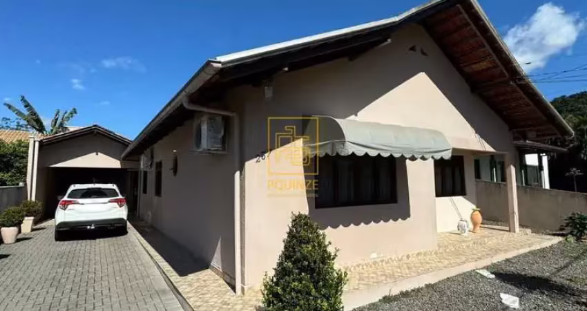 Conforto e lazer em um só lugar: casa com cozinha sob medida e espaço para piscina