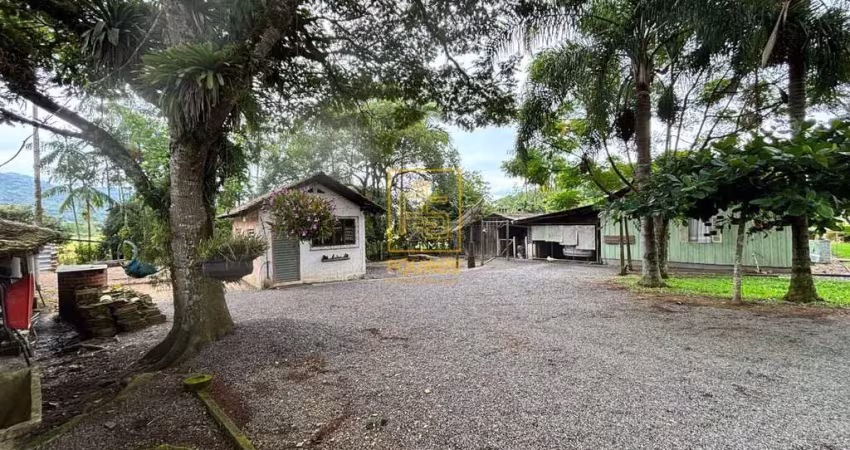 Sítio com quintal, área de cultivo e casa ampla no tiroleses