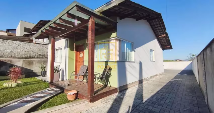 Casa aconchegante com móveis sob medida e amplo quintal