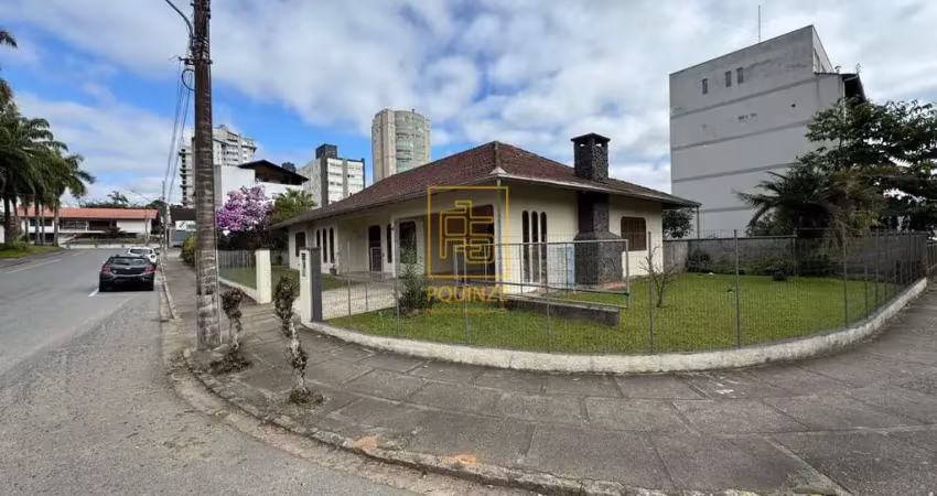 Casa de esquina com quintal amplo no bairro das capitais
