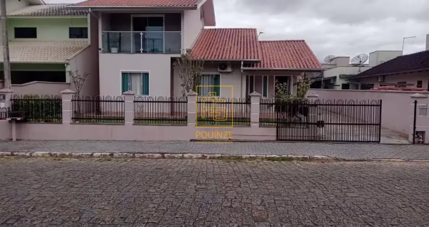Casa semi mobiliada com piscina no bairro das nações