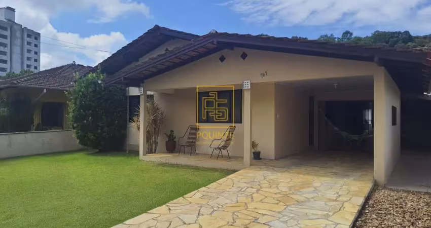 Casa com piscina a poucos minutos do centro de timbó