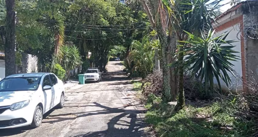 Terreno com melhorias em rua tranquila e arborizada.