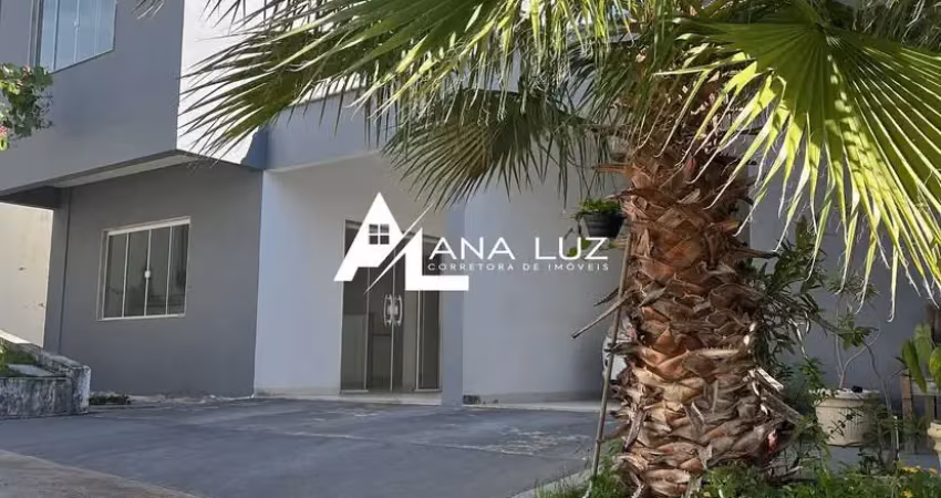 Casa moderna em condomínio exclusivo. projeto inteligente, suítes espaçosas e excelente localização, próxima ao centro de bacaxá. conforto, praticidade e segurança em um só lugar.