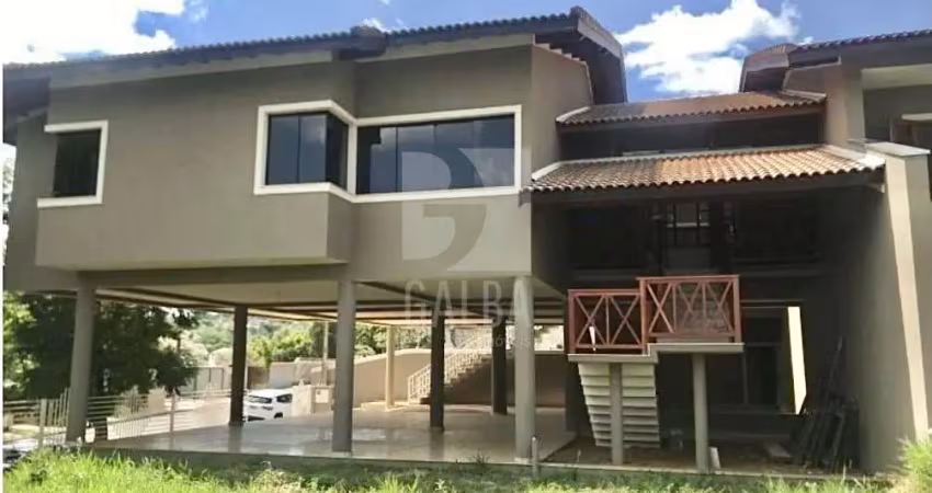 Casa de alto padrão muito ampla à venda, local privilegiado