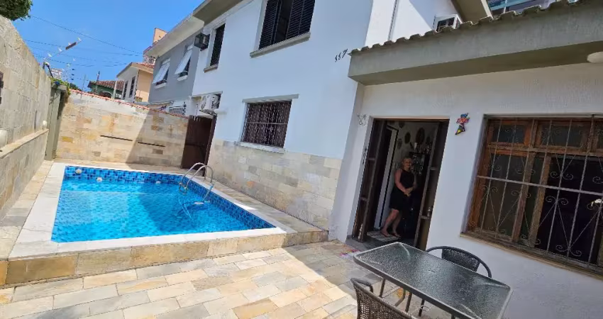 Sobrado com piscina e churrasqueria! 185m²  de área construida! 3 dorms(1 suite) 2 vagas