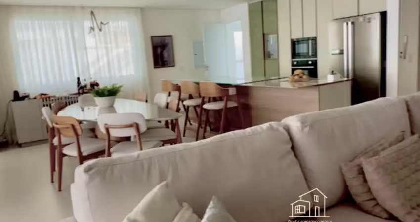 Casa moderna em condomínio clube com 3 suítes, espaço gourmet, piscina e 6 vagas em excelente localização