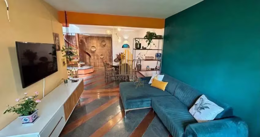 Casa assobradada com 206m²  tres dormitorios sendo uma suite, banheiro social, e duas vagas . casa a