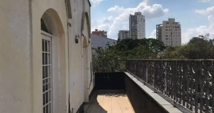 Lapa, sobrado de 558m² com 3 suítes, 3 banheiros, 6 vagas.