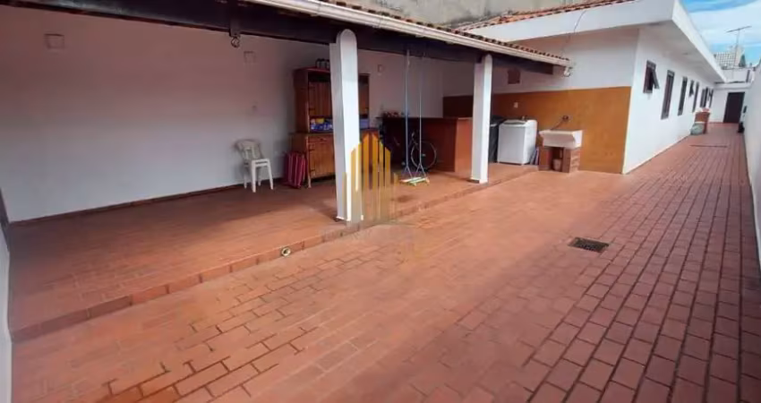 Casa residencial de 112m² possuindo 2 dormitórios , 3 banheiros e 2  vagas á venda na região da lapa