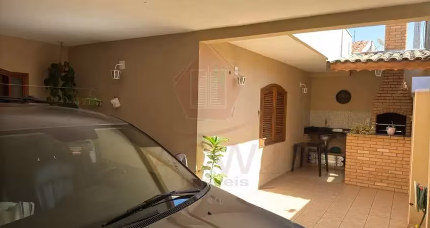 Casa térrea com 3 quartos (1 suite master), cozinha planejada, 2 vagas, churrasqueira e 2 quintais