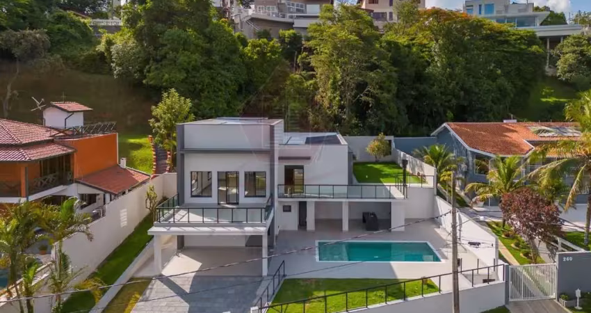 Linda casa no condomínio marambaia, com área gourmet e piscina aquecida.